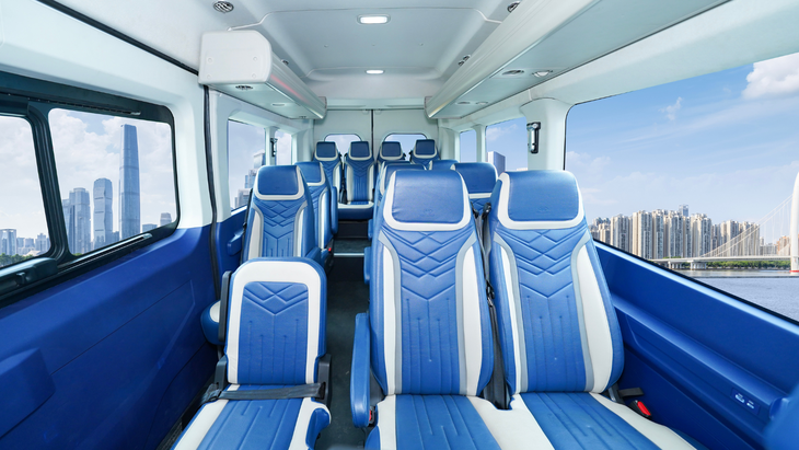 Xe điện 16 chỗ cạnh tranh Ford Transit ra mắt Việt Nam: Đi 450km/sạc, camera 360 độ, ga tự động - Ảnh 8.