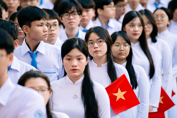 Sắp xếp trường học ở TP.HCM: 159 trường THPT, 41 trung tâm giáo dục thường xuyên sẽ ra sao? - Ảnh 1.