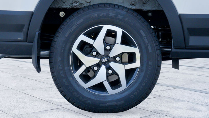 Xe điện 16 chỗ cạnh tranh Ford Transit ra mắt Việt Nam: Đi 450km/sạc, camera 360 độ, ga tự động - Ảnh 4.