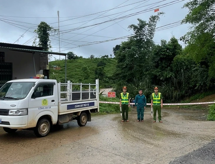 Mưa lớn ở phía Tây Quảng Ngãi, 283 hộ dân bị chia cắt - Ảnh 3.