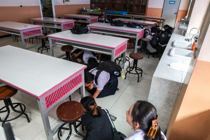 Thái Lan cho học sinh diễn tập ứng phó xả súng - Ảnh 1.