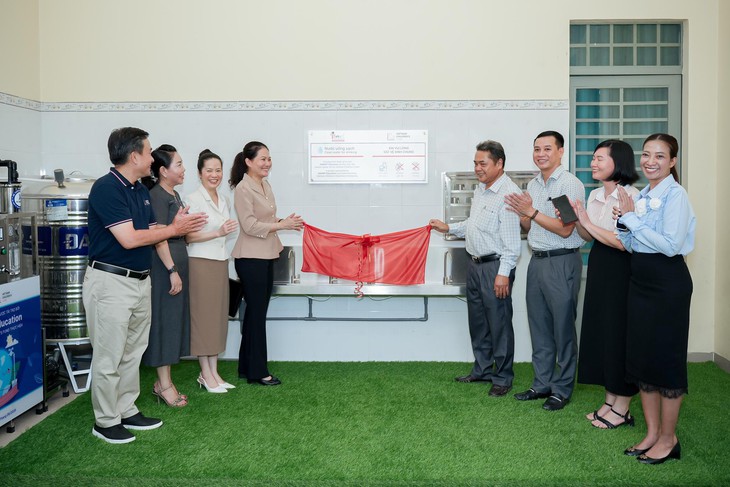 Trường Tiểu học Minh Thạnh tiếp nhận hệ thống lọc nước trước thềm năm học mới - Ảnh 1.