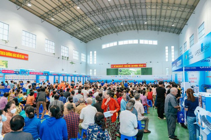 Vĩnh Long: Hơn một ngàn người dân được khám sức khỏe, tầm soát đột quỵ và phát thuốc miễn phí - Ảnh 1.