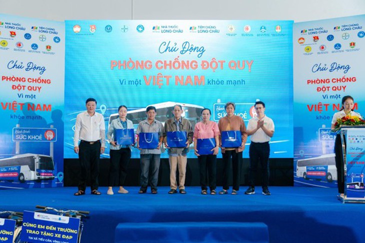 Vĩnh Long: Hơn một ngàn người dân được khám sức khỏe, tầm soát đột quỵ và phát thuốc miễn phí - Ảnh 2.