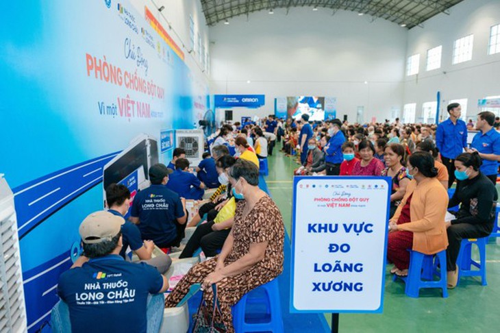Vĩnh Long: Hơn một ngàn người dân được khám sức khỏe, tầm soát đột quỵ và phát thuốc miễn phí - Ảnh 4.