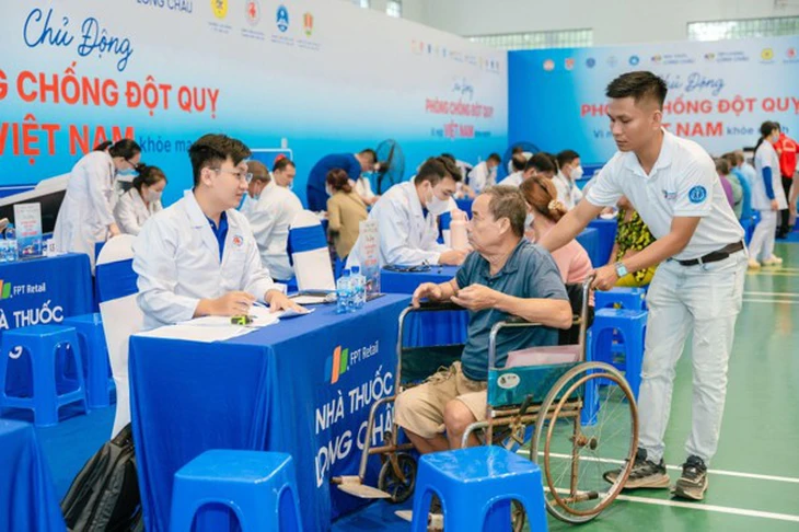 Vĩnh Long: Hơn một ngàn người dân được khám sức khỏe, tầm soát đột quỵ và phát thuốc miễn phí - Ảnh 5.