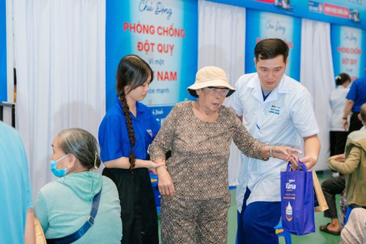 Vĩnh Long: Hơn một ngàn người dân được khám sức khỏe, tầm soát đột quỵ và phát thuốc miễn phí - Ảnh 6.