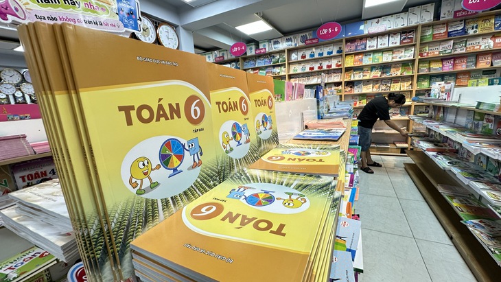 Phụ huynh 'sập bẫy' sách giáo khoa giả mua online, mua trên sàn giá tăng gấp đôi - Ảnh 1.