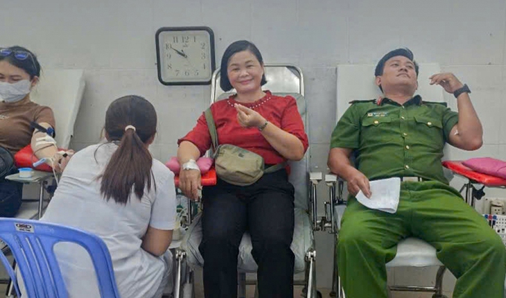 Công an hiến tiểu cầu cứu bệnh nhân nguy kịch vì bị rắn chàm quạp cắn - Ảnh 1.