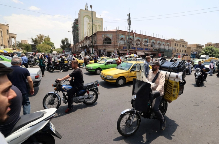 Phía Iran phản ứng sau khi ông Trump nói Tehran đề nghị ngừng đánh - Ảnh 1.