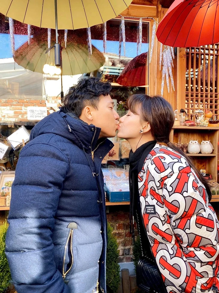 Clip quay lén lộ thói quen 'siêu quan trọng' của Trấn Thành, Hari Won suốt 11 năm qua  - Ảnh 3.