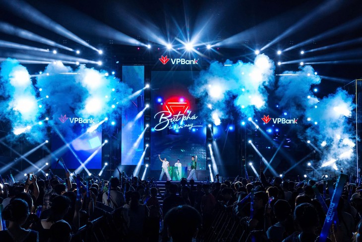 Hàng ngàn khán giả 'cháy' cùng Bích Phương, Hoàng Dũng tại đại nhạc hội VPBank Prime's Night - Ảnh 1.