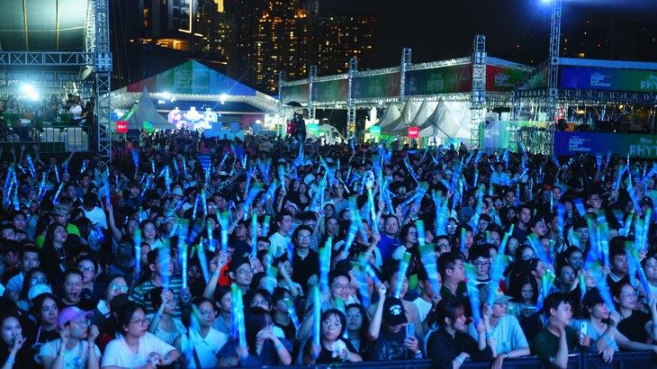 Hàng ngàn khán giả 'cháy' cùng Bích Phương, Hoàng Dũng tại đại nhạc hội VPBank Prime's Night - Ảnh 8.