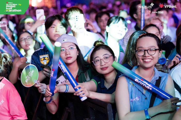 Hàng ngàn khán giả 'cháy' cùng Bích Phương, Hoàng Dũng tại đại nhạc hội VPBank Prime's Night - Ảnh 5.