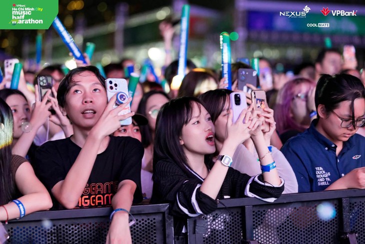 Hàng ngàn khán giả 'cháy' cùng Bích Phương, Hoàng Dũng tại đại nhạc hội VPBank Prime's Night - Ảnh 4.