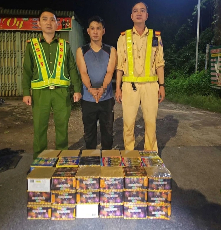 Tông xe vào Cảnh sát giao thông để bỏ chạy, thanh niên chở hơn 100kg pháo hoa nhập lậu bị bắt - Ảnh 1.