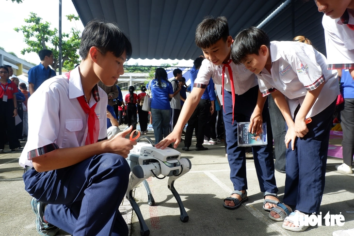 Thích thú với Robot mang dáng hình chú chó và những chú ong bay rợp sân khấu tại Ngày hội 'Chuyển đổi số - Chuyển động xanh' - Ảnh 1.
