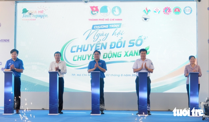 Thích thú với Robot mang dáng hình chú chó và những chú ong bay rợp sân khấu tại Ngày hội 'Chuyển đổi số - Chuyển động xanh' - Ảnh 2.