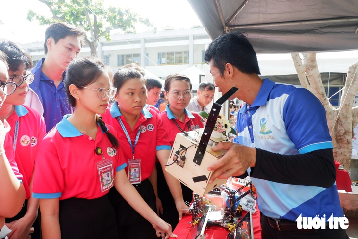 Thích thú với Robot mang dáng hình chú chó và những chú ong bay rợp sân khấu tại Ngày hội 'Chuyển đổi số - Chuyển động xanh' - Ảnh 4.