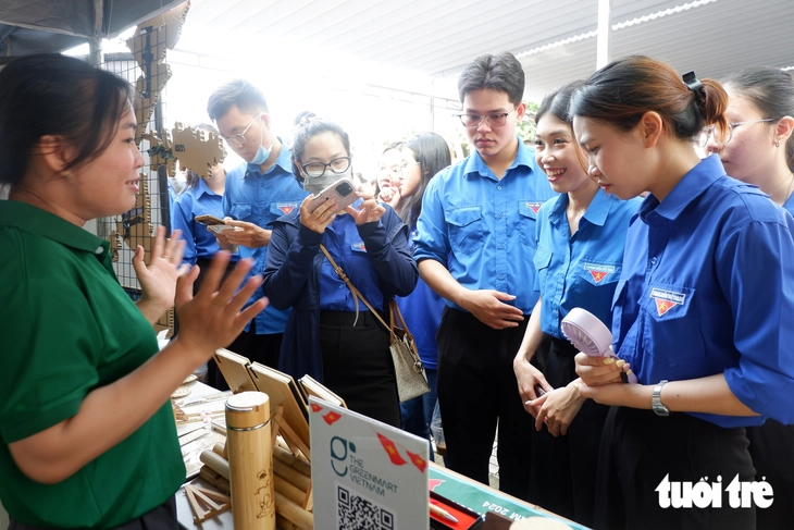 Thích thú với Robot mang dáng hình chú chó và những chú ong bay rợp sân khấu tại Ngày hội 'Chuyển đổi số - Chuyển động xanh' - Ảnh 5.