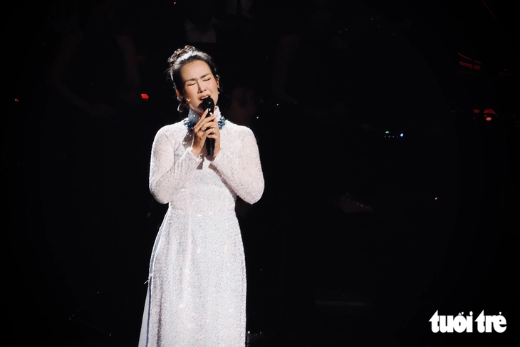 Võ Hạ Trâm hát ‘Thuyền và biển’ tặng người vợ vừa qua đời của NSND Tạ Minh Tâm - Ảnh 2.