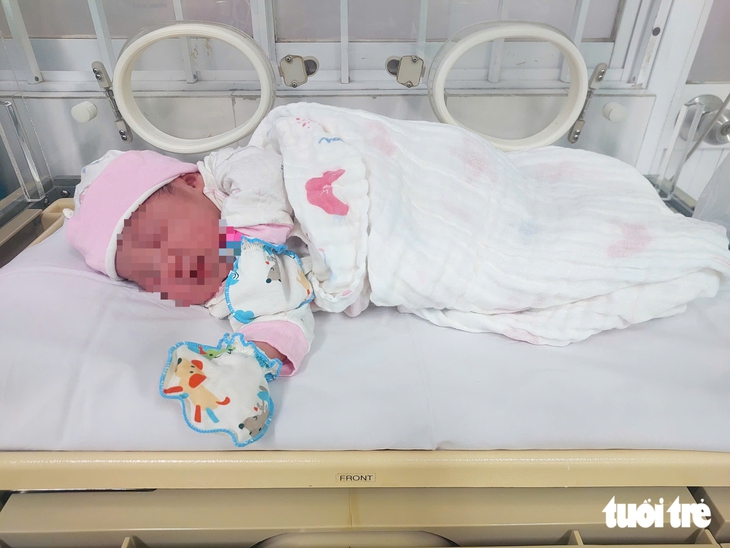 Một bé gái nặng 3kg bị bỏ rơi ở trên đường ở Đồng Tháp - Ảnh 2.
