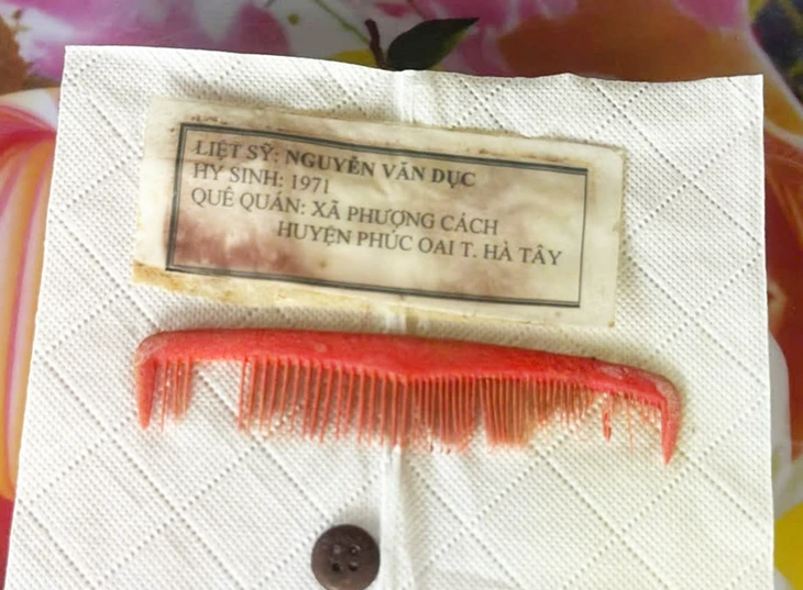 Chiếc lược đỏ và tấm giấy ép plastic in dòng chữ liệt sĩ Nguyễn Văn Dục, quê Hà Tây - Ảnh 1.