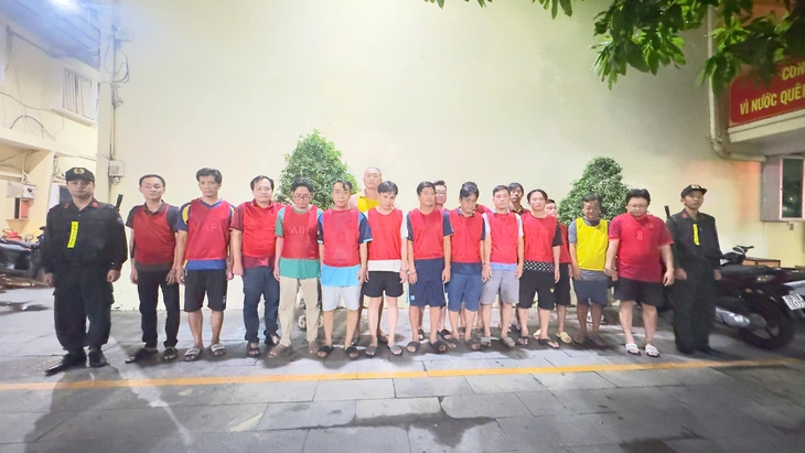 Khởi tố 17 người tổ chức cá độ bóng đá World Cup 2026, giao dịch hơn 1,7 tỉ đồng - Ảnh 1.