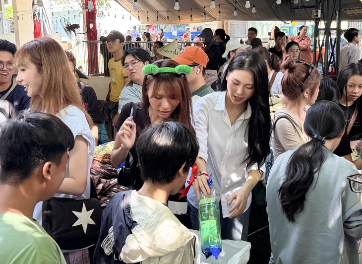 Bùi Quỳnh Hoa kêu gọi không lơ là việc điều trị cho trẻ bị ảnh hưởng bởi HIV/AIDS - Ảnh 2.