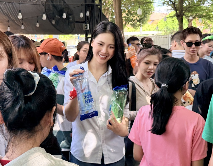 Bùi Quỳnh Hoa kêu gọi không lơ là việc điều trị cho trẻ bị ảnh hưởng bởi HIV/AIDS - Ảnh 1.