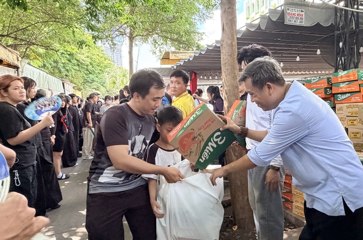 Bùi Quỳnh Hoa kêu gọi không lơ là việc điều trị cho trẻ bị ảnh hưởng bởi HIV/AIDS - Ảnh 4.