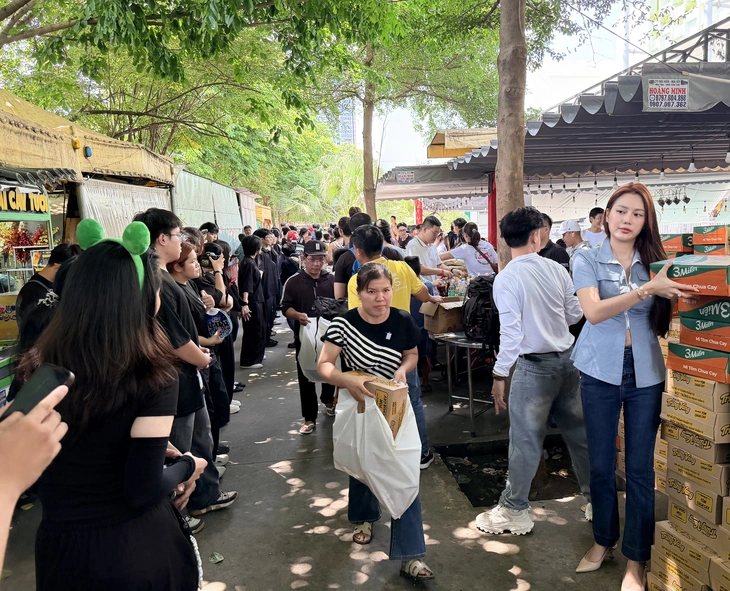 Bùi Quỳnh Hoa kêu gọi không lơ là việc điều trị cho trẻ bị ảnh hưởng bởi HIV/AIDS - Ảnh 3.