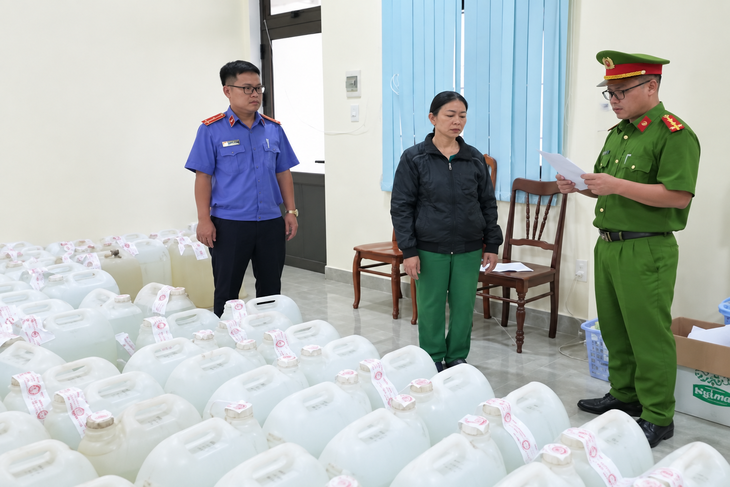 Khởi tố người phụ nữ pha cồn công nghiệp với nước lã làm rượu bán cho dân - Ảnh 2.