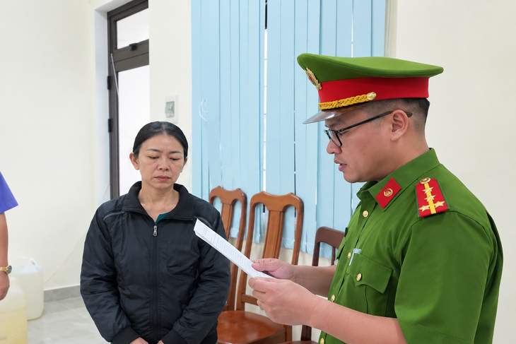 Khởi tố người phụ nữ pha cồn công nghiệp với nước lã làm rượu bán cho dân - Ảnh 1.