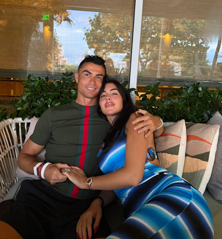 Ronaldo tổ chức đám cưới cổ tích trên hòn đảo quê hương - Ảnh 1.