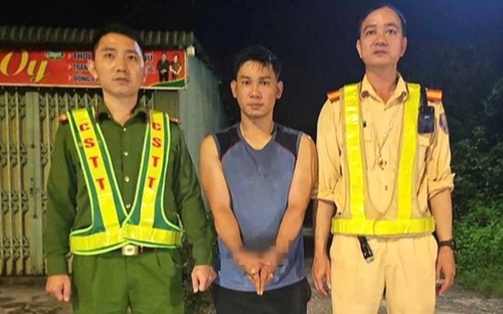 Bắt 2 người Lào vận chuyển 633 kg pháo lậu và ma túy qua biên giới - Ảnh 2.