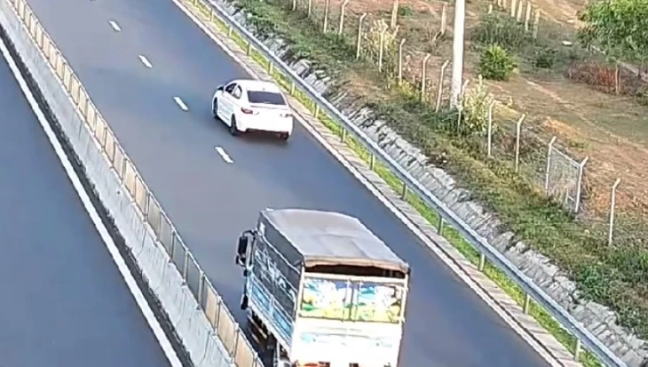 Xử phạt nữ tài xế lùi xe trên cao tốc Vĩnh Hảo - Phan Thiết - Ảnh 1.