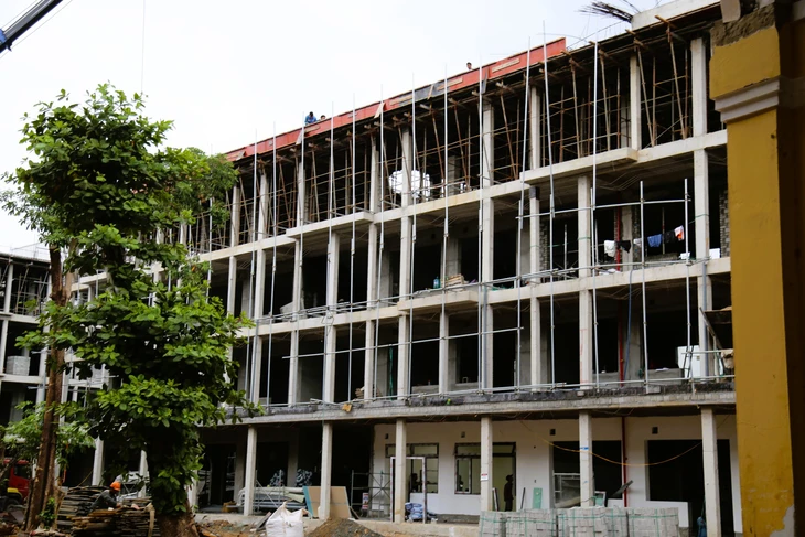 Trường học giữa trung tâm Đà Nẵng ngổn ngang trước thềm năm học mới - Ảnh 2.