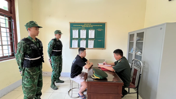 Đột kích phòng trọ biên giới, thu giữ hàng trăm bình khí cười giấu trong bao tải - Ảnh 2.