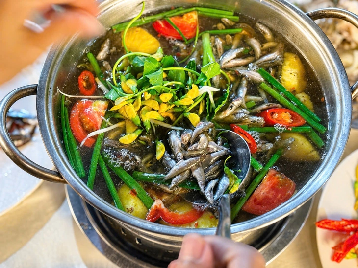 Đánh bắt cá linh non đầu mùa lũ, người nói nên, người nói cứ thuận theo tự nhiên - Ảnh 1.