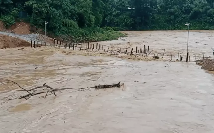 Phố thành 'sông' sau mưa lớn, dân Vinh hò nhau đẩy ô tô chết máy - Ảnh 13.