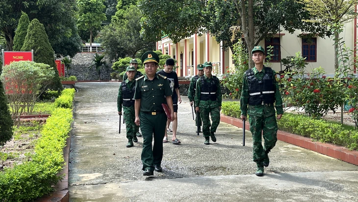 Đột kích phòng trọ biên giới, thu giữ hàng trăm bình khí cười giấu trong bao tải - Ảnh 4.