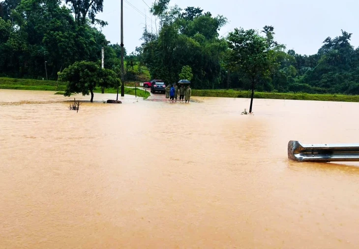 Nhiều hồ chứa nước ở Hà Tĩnh xả tràn điều tiết nước ứng phó mưa lớn - Ảnh 2.