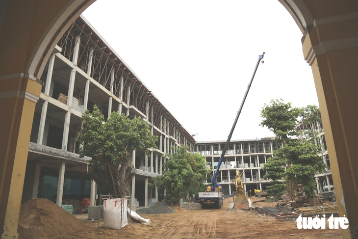 Trường học giữa trung tâm Đà Nẵng ngổn ngang trước thềm năm học mới - Ảnh 1.