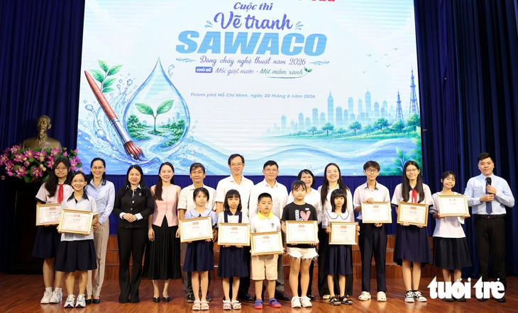 Học sinh TP.HCM vẽ tranh 'gieo' tình yêu nguồn nước - Ảnh 1.
