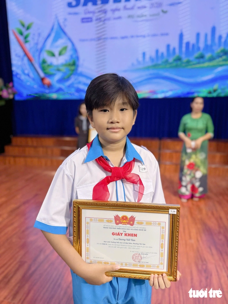 Học sinh TP.HCM vẽ tranh 'gieo' tình yêu nguồn nước - Ảnh 4.