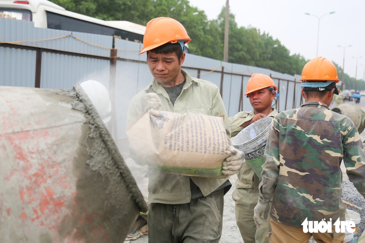 Làm gì để người chạy xe công nghệ, bán vé số, xây dựng có lương hưu? - Ảnh 5.
