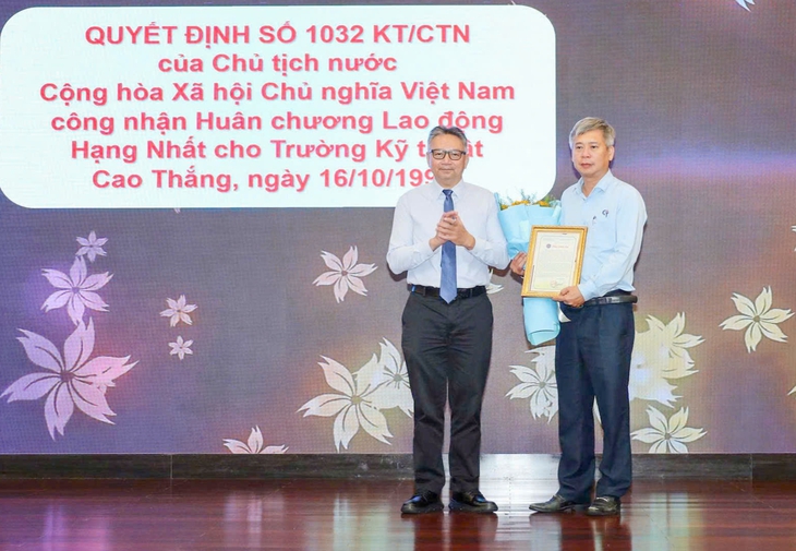Bức chân dung Bác Tôn trên lụa Tân Châu về Bảo tàng Tôn Đức Thắng - Ảnh 2.
