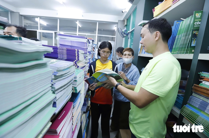 Phụ huynh xếp hàng từ sáng sớm, lặn lội hàng chục cây số mua sách giáo khoa - Ảnh 10.