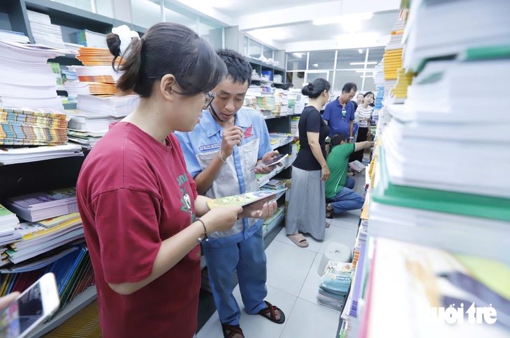 Phụ huynh xếp hàng từ sáng sớm, lặn lội hàng chục cây số mua sách giáo khoa - Ảnh 7.